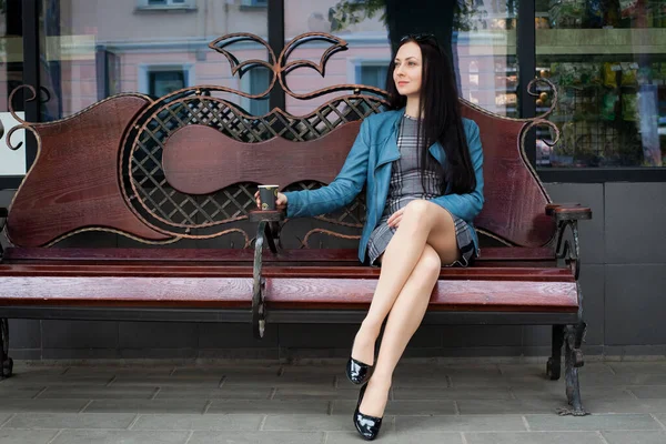 Beautiful Lady Gray Dress Blue Jacket Sits Stylish Wooden Bench — Stock Photo, Image