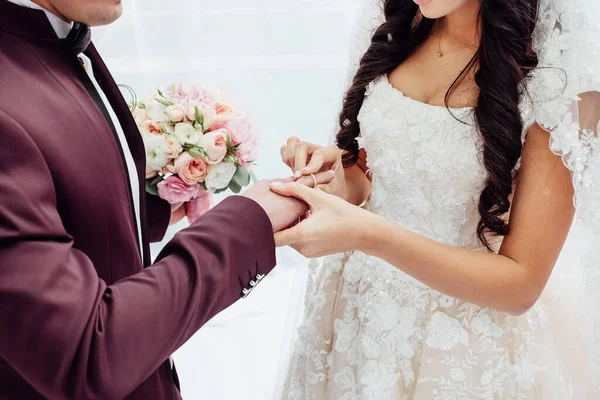 Sposa Indossa Una Fede Nuziale Allo Sposo Alla Cerimonia Nuziale — Foto Stock