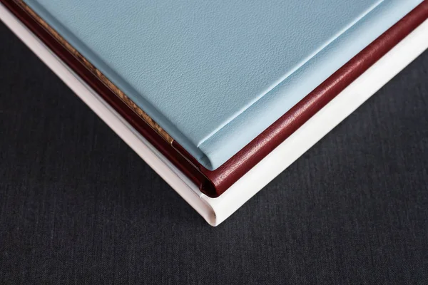 Drie Stijlvolle Fotoboeken Met Leren Hoezen Wit Bordeaux Blauw Van — Stockfoto