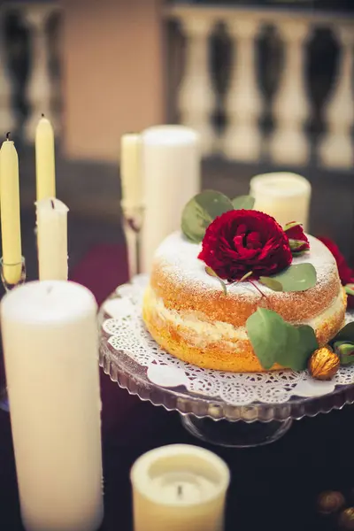 Pastel Festivo Con Una Rosa Roja Levanta Sobre Una Mesa —  Fotos de Stock