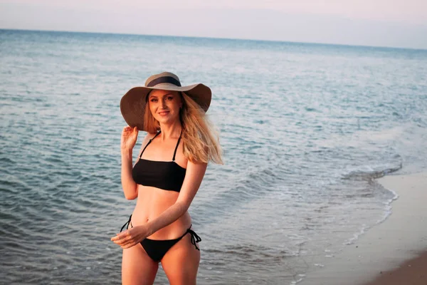 Una Snella Ragazza Bionda Abbronzata Con Capelli Lunghi Bikini Nero — Foto Stock