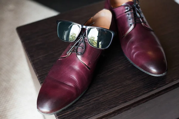 Los Zapatos Gafas Para Hombre Color Burdeos Del Novio Están — Foto de Stock