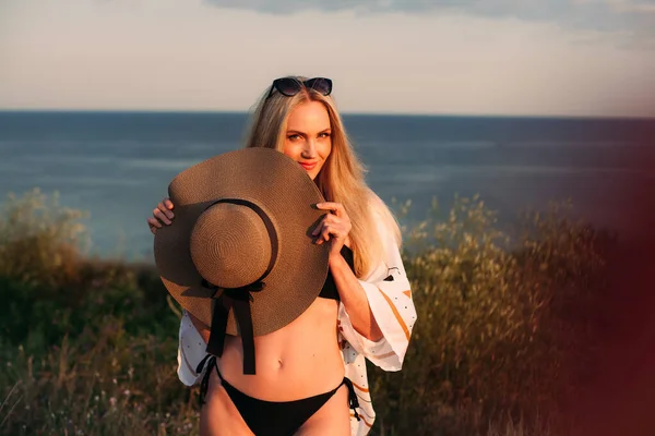 Aantrekkelijk Lachend Meisje Een Zwart Bikini Badpak Lichte Pareo Bril — Stockfoto