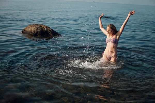 Uzun Saçlı Sarışın Bir Kız Çizgili Mayo Giymiş Okyanusta Banyo — Stok fotoğraf