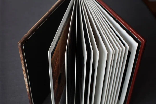 Şık Açık Sayfa Bir Fotoğraf Kitabı Kapağı Koyu Kahverengi Derili — Stok fotoğraf