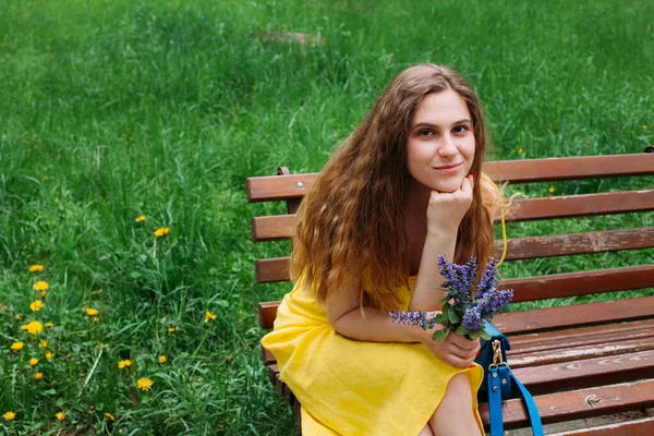 Una Delgada Joven Sonriente Con Vestido Amarillo Bolso Cuero Azul — Foto de Stock