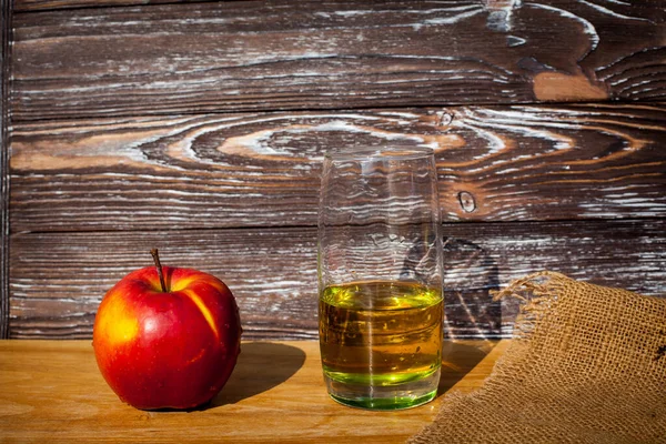 Vaso Jugo Manzana Recién Exprimido Una Manzana Roja Madura Sobre — Foto de Stock