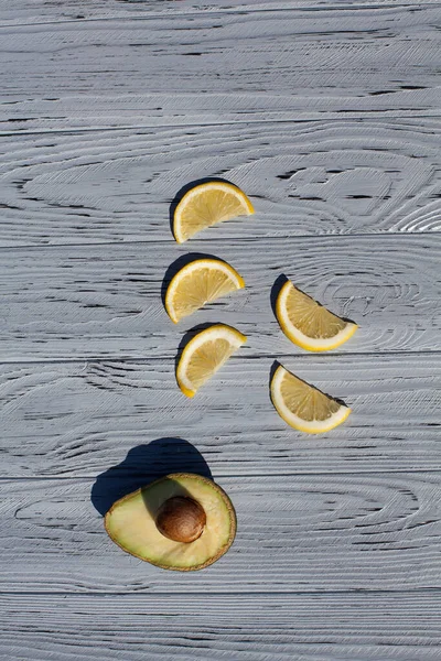 Appetitliche Komposition Aus Frischen Avocadohälften Mit Kern Und Zitronenscheiben Auf — Stockfoto