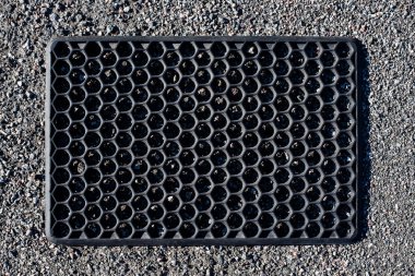 Ayaklar için lastik paspas, çakılların üzerine toprak silmek için yüzey grunge asfalt, doku arka plan, asfalt gri yol, üst manzara.