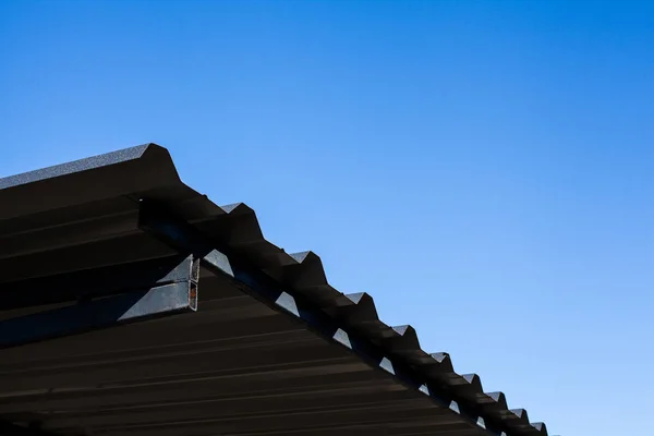 Железная Конструкция Крыша Покрыта Гофрированными Алюминиевыми Листами Металлических Опорах Фоне — стоковое фото