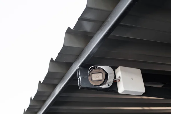 Kamera Wideo Zainstalowana Pod Metalowym Dachem Falistym Zadaszonego Parkowania Sprzęt — Zdjęcie stockowe