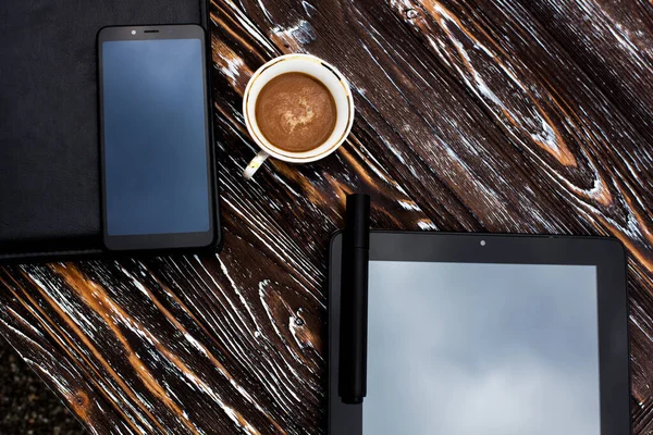 Bir Fincan Aromatik Kahve Siyah Bir Tablet Bir Cep Telefonu — Stok fotoğraf