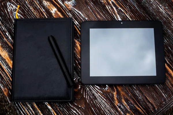 Black Tablet Notebook Leather Cover Pen Lie Dark Wooden Textured — Stok fotoğraf