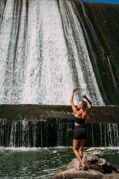 Slender Tanned Girl Sports Figure Doing Yoga Exercises Backdrop Picturesque — Foto de Stock