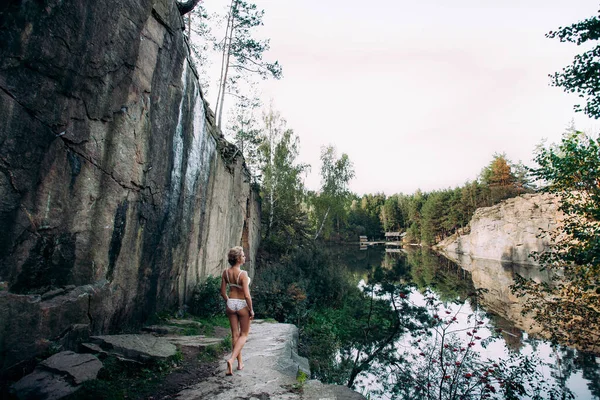 Una Hermosa Mujer Delgada Con Pelo Rubio Una Figura Deportiva — Foto de Stock