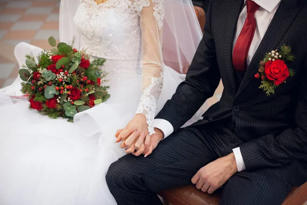 Eleganti Sposi Siedono Una Sedia Con Grande Bouquet Sposa Tengono — Foto Stock