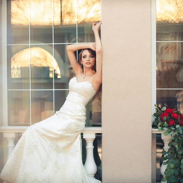 Obra Arte Retrato Uma Noiva Bonita Elegante Vestido Noiva Leve — Fotografia de Stock