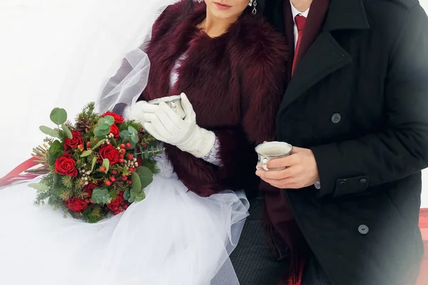 Νύφη Και Γαμπρός Ερωτευμένοι Γούνινο Παλτό Και Πέπλο Κάθονται Φλιτζάνια — Φωτογραφία Αρχείου