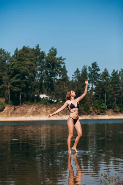 Una Chica Delgada Con Pelo Largo Rubio Una Figura Deportiva — Foto de Stock