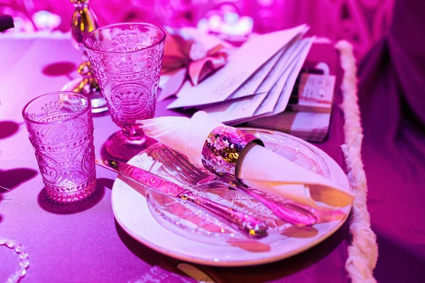 Bright Purple Arrangement Cutlery Festive Banquet Table Restaurant Fork Knife — Stock Photo, Image