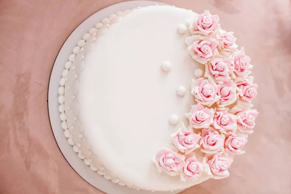Hermoso Pastel Cumpleaños Beige Con Flores Rosadas Mesa —  Fotos de Stock