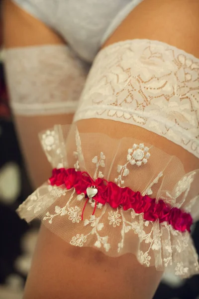 빨간색 붕대와 신부의 다리에 가슴에 스타킹 결혼식 — 스톡 사진