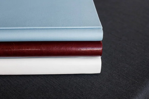 Três Fotolivros Elegantes Com Capas Couro Branco Borgonha Azul Diferentes — Fotografia de Stock