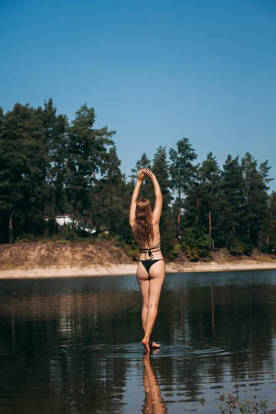 Uma Menina Delgada Com Cabelo Loiro Longo Uma Figura Esportiva — Fotografia de Stock