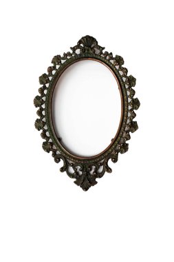 Temiz beyaz bir duvara herhangi bir resmi yerleştirmek için bir şablon olarak sahte bakır oval barok çerçeve