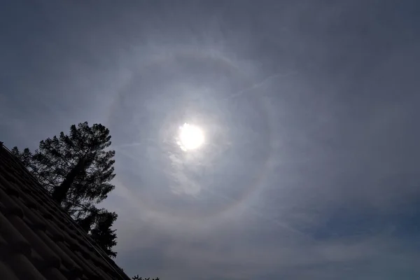 Volle Sonnenstrahlen Die Sonne Verursacht Durch Zirruswolken Ein Optisches Phänomen — Stockfoto