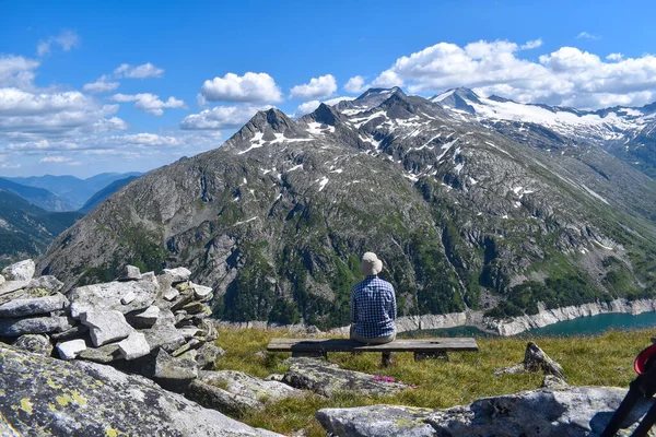 Hiker Resting Mountains Bench Beautiful View Maltatal Austria Dam Called — Stock Photo, Image