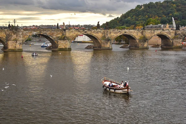 Famous Bridge Prague Called Charles Bridge River Vltava Small Boat — Foto Stock