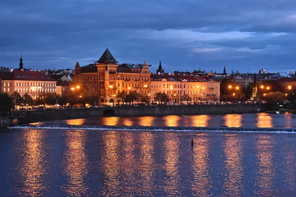 Casas Antigas Praga Rio Vltava Amanhecer Com Reflexos Água — Fotografia de Stock