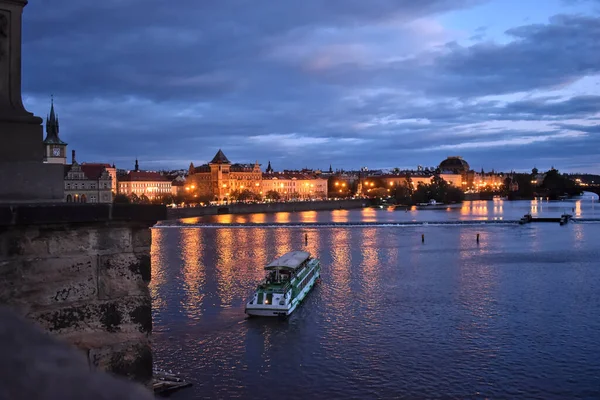 Вид Моста Шарлес Фетхуллахе Старые Дома Мбаппе Маленьким Кораблем Воде — стоковое фото