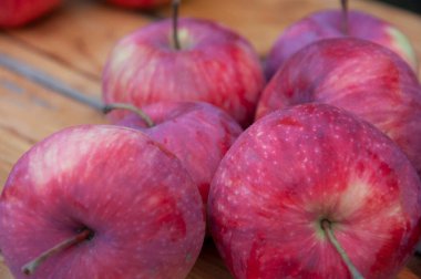 Tahta masada kırmızı elmalar.