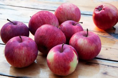 Tahta masada kırmızı elmalar.