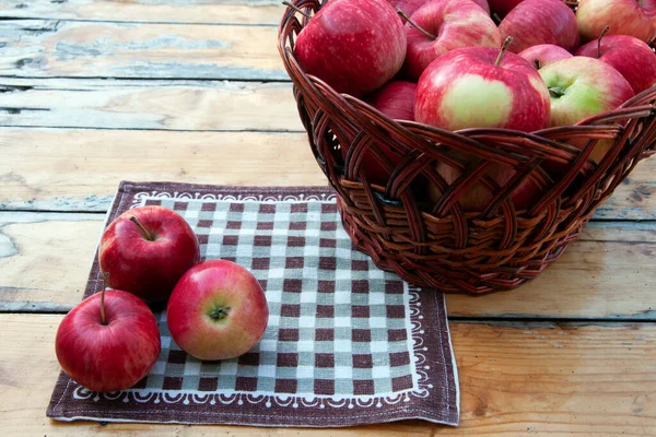 Three red apples on a brown napkin. — Stockfoto