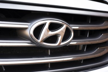 Tampon Hyundai. Hyundai logosuyla ön ızgara.