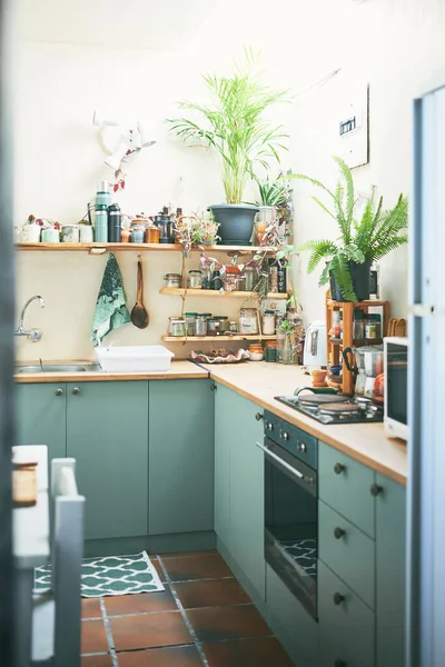 美しい小さなアパートのキッチンのショット — ストック写真