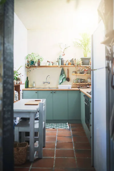 Still shot small apartment kitchen — Stock Photo, Image