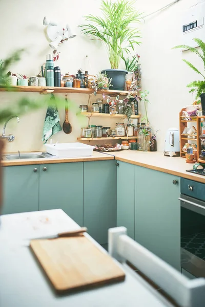 Shot of an beautiful small apartment kitchen — Stock fotografie