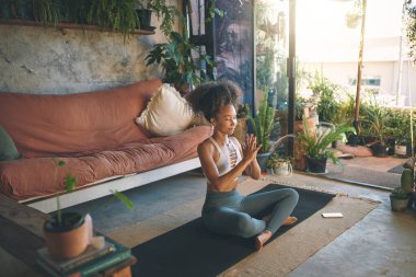 Meditasyon yapıyorum çünkü aklımı başımda tutuyor.