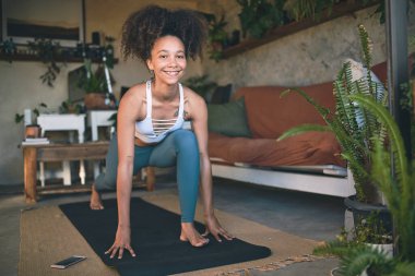 Esnekliğini ve gücünü her esneme hareketinde geliştiriyor.