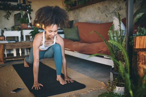 Esnekliğini ve gücünü her esneme hareketinde geliştiriyor.