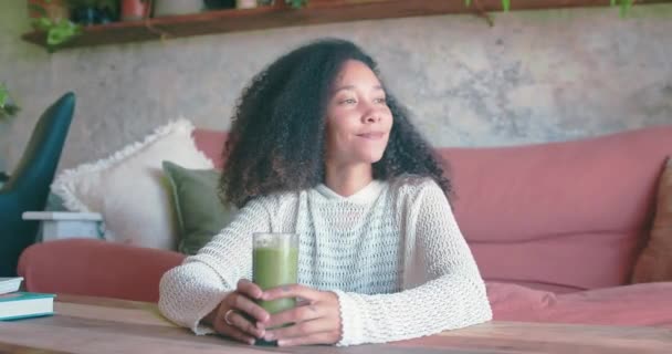 Güzel Kız Dinlenme Odasında Sağlıklı Içeceğiyle Hayal Kuruyor — Stok video