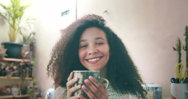 Retrato Uma Linda Menina Sorrindo Para Câmera — Vídeo de Stock