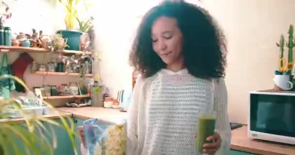 Κορίτσι Δείχνει Πράσινο Smoothie Της Στην Κάμερα — Αρχείο Βίντεο
