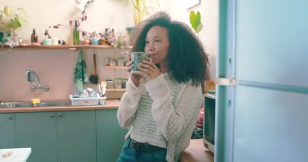 Retrato Uma Menina Bonita Desfrutando Seu Café Sua Cozinha — Vídeo de Stock