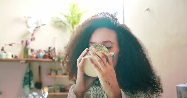 Портрет Красивой Девушки Наслаждающейся Кофе Кухне — стоковое видео