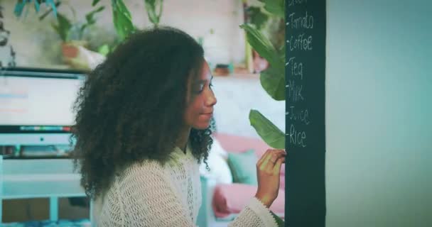 Een Mooi Afrikaans Meisje Opschrijven Haar Boodschappenlijstje — Stockvideo